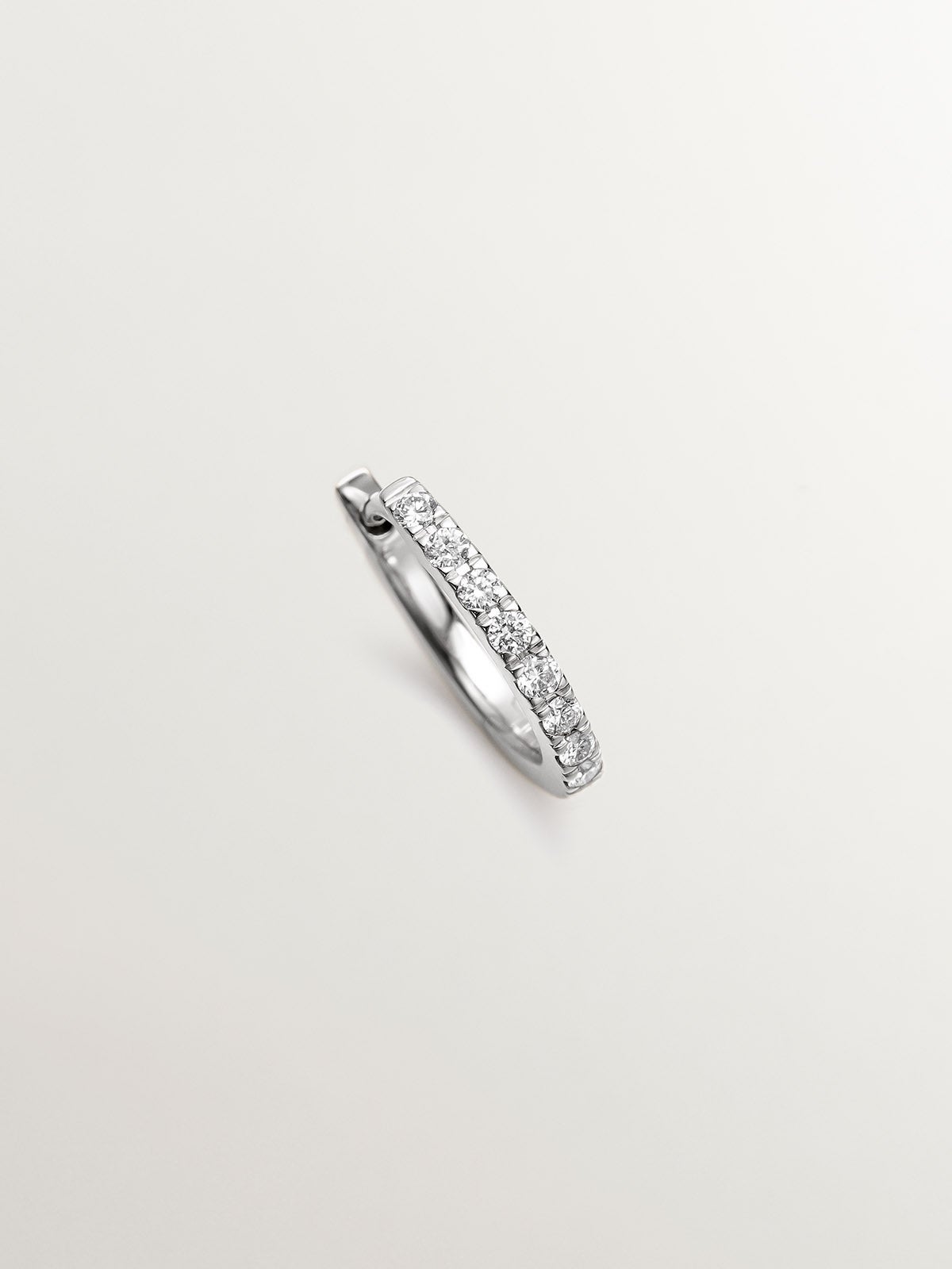 Pendiente de aro individual pequeño de oro blanco de 18K con diamantes