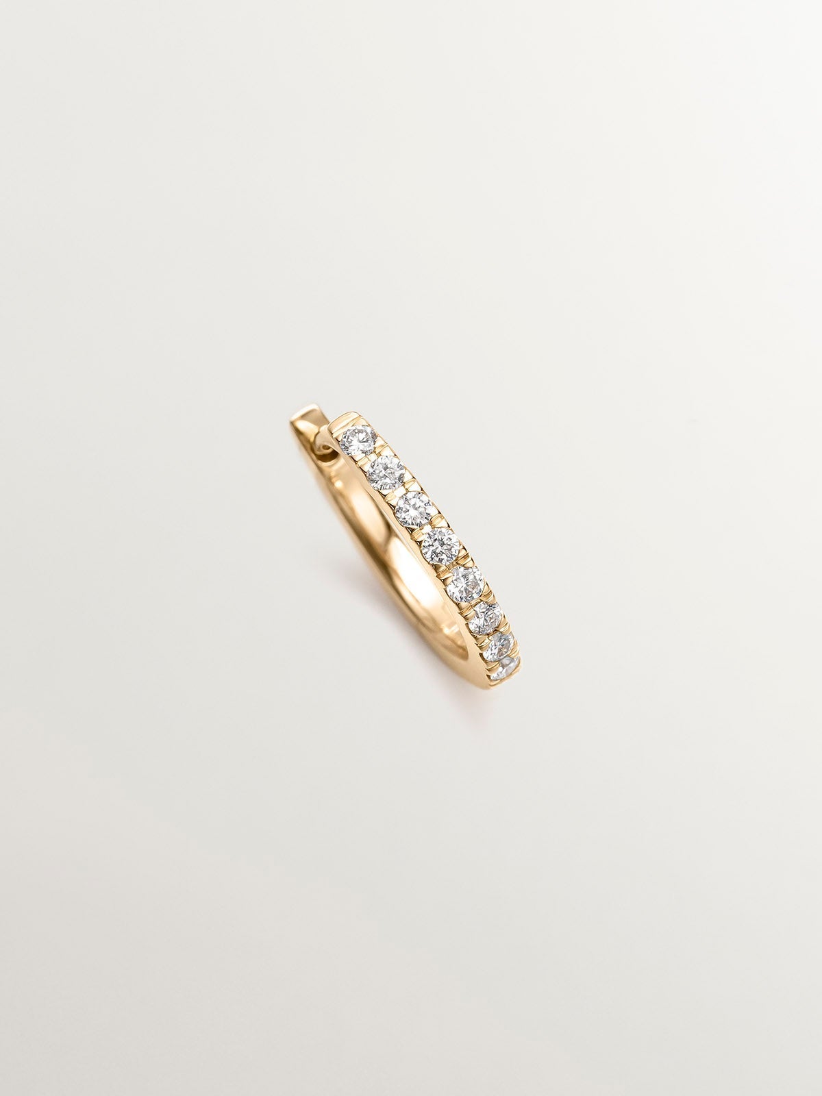Pendiente individual de aro de oro amarillo de 18K con diamantes