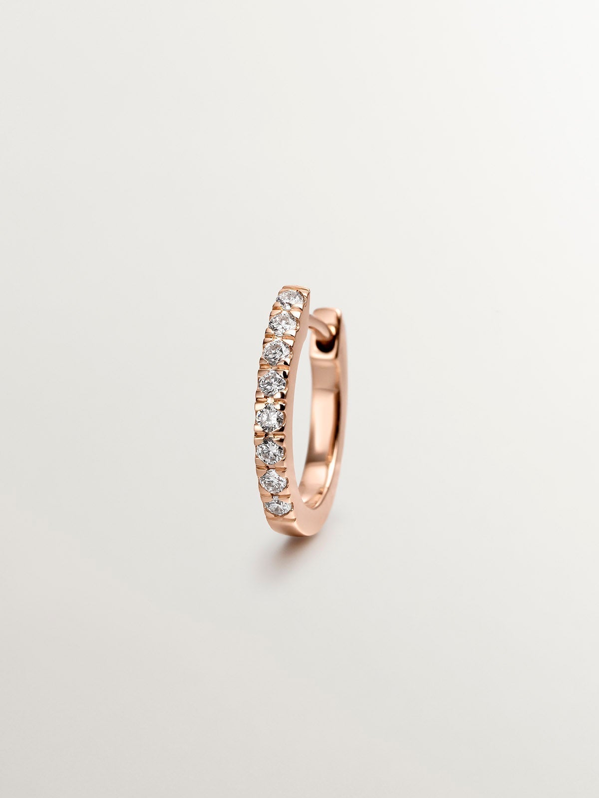 Pendiente individual aro pequeño de oro rosa de 18K con diamantes de 0,08cts