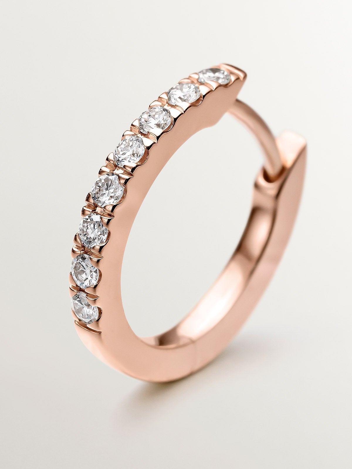 Pendiente individual aro pequeño de oro rosa de 18K con diamantes de 0,08cts