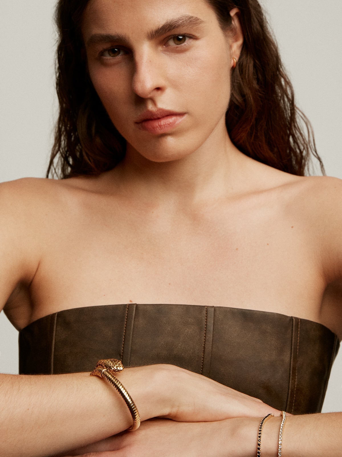 Pulsera rígida de plata 925 bañada en oro amarillo de 18K con forma de serpiente