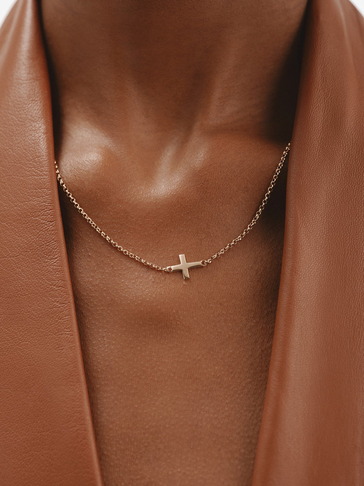 Colgante de plata 925 bañada en oro amarillo de 18K con cruz