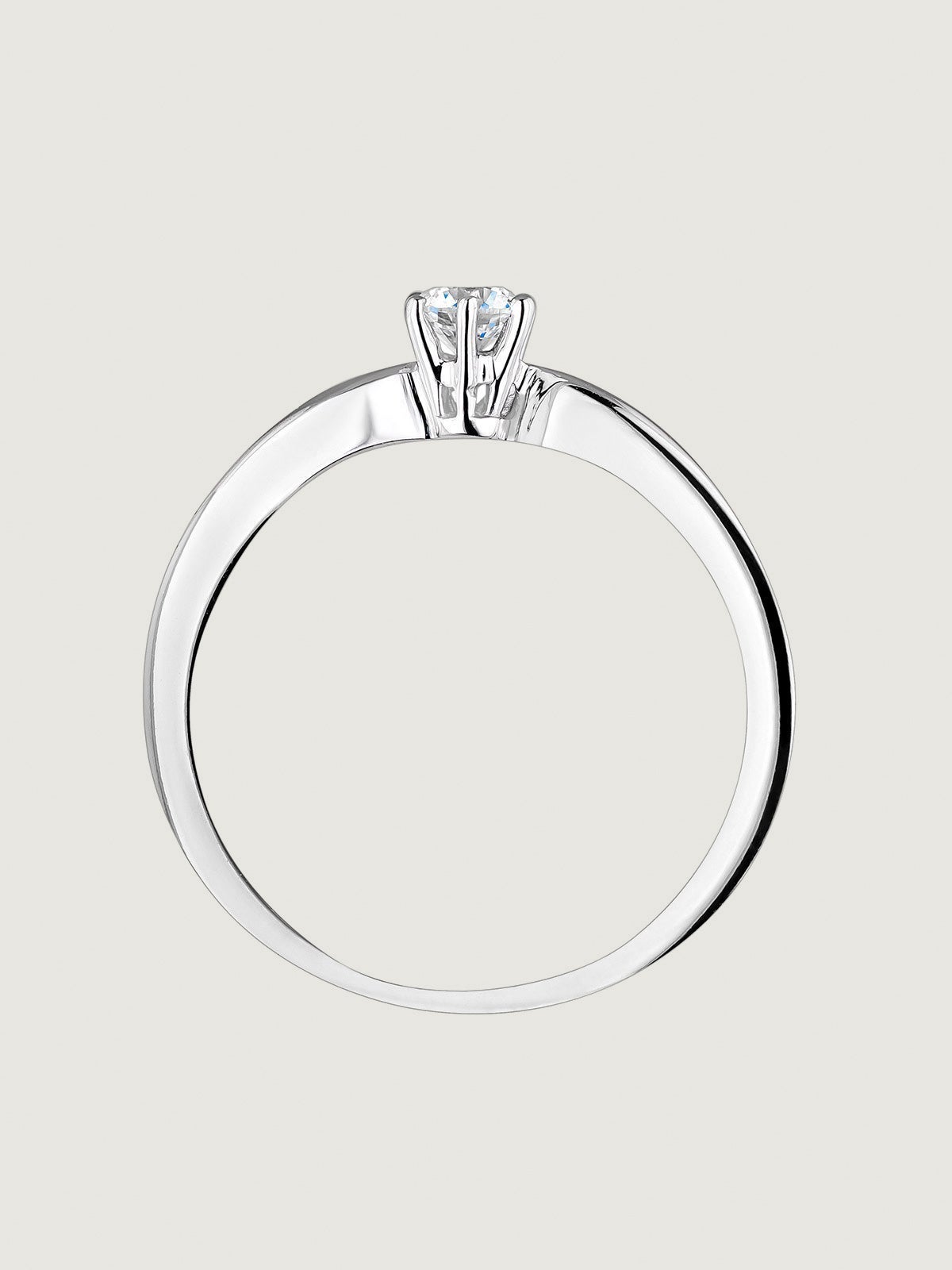 Anillo solitario de oro blanco de 18K con diamante 0,2 cts