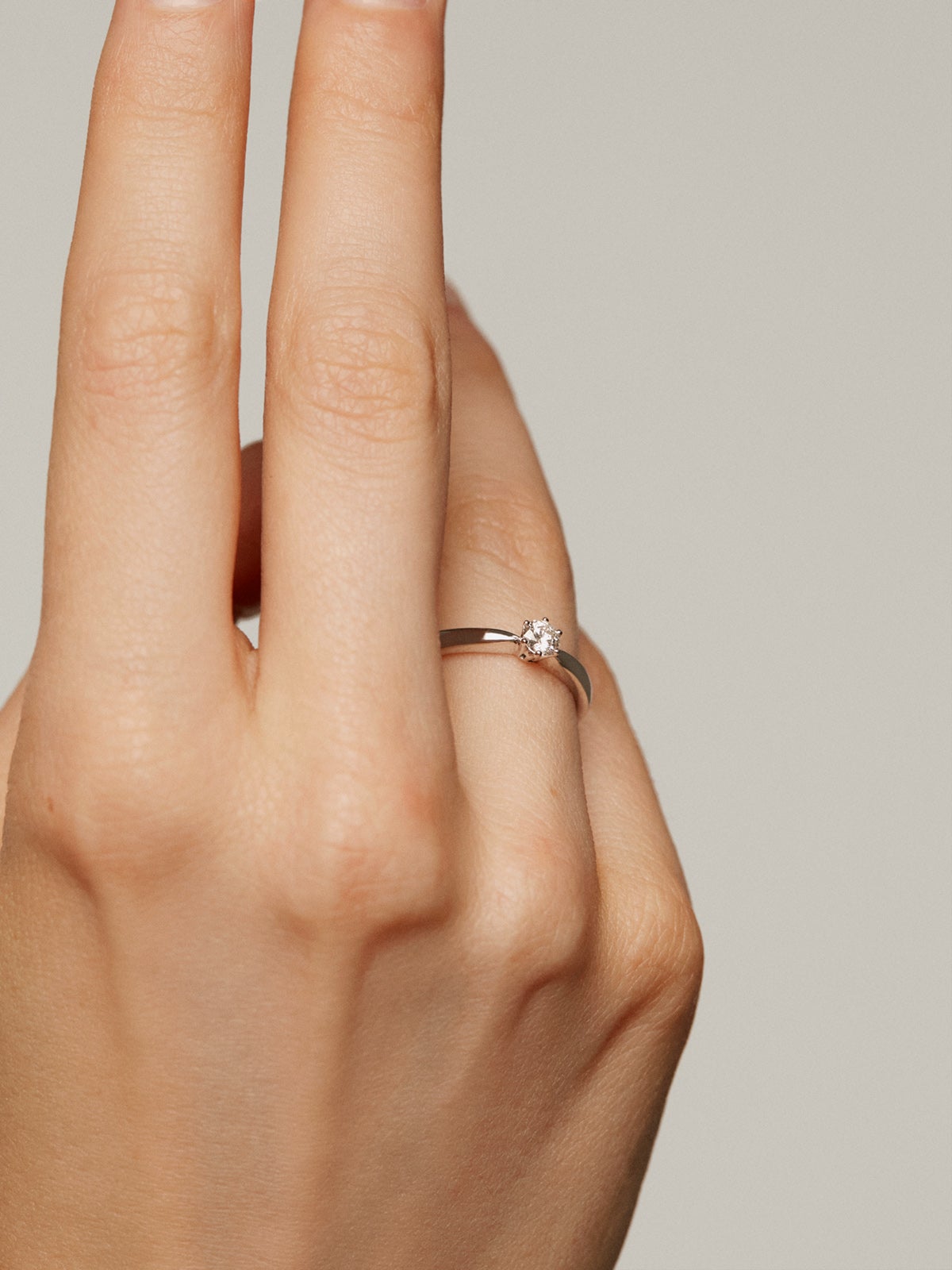 Anillo solitario de oro blanco de 18K con diamante 0,2 cts