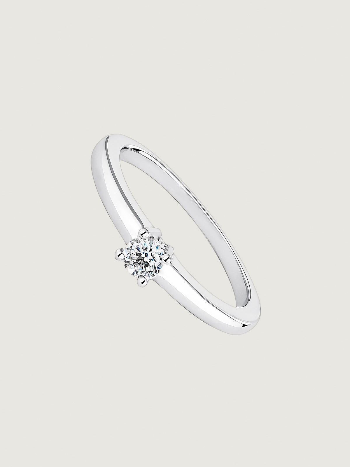 Anillo tipo solitario de oro blanco de 18K con diamante 0,25 cts