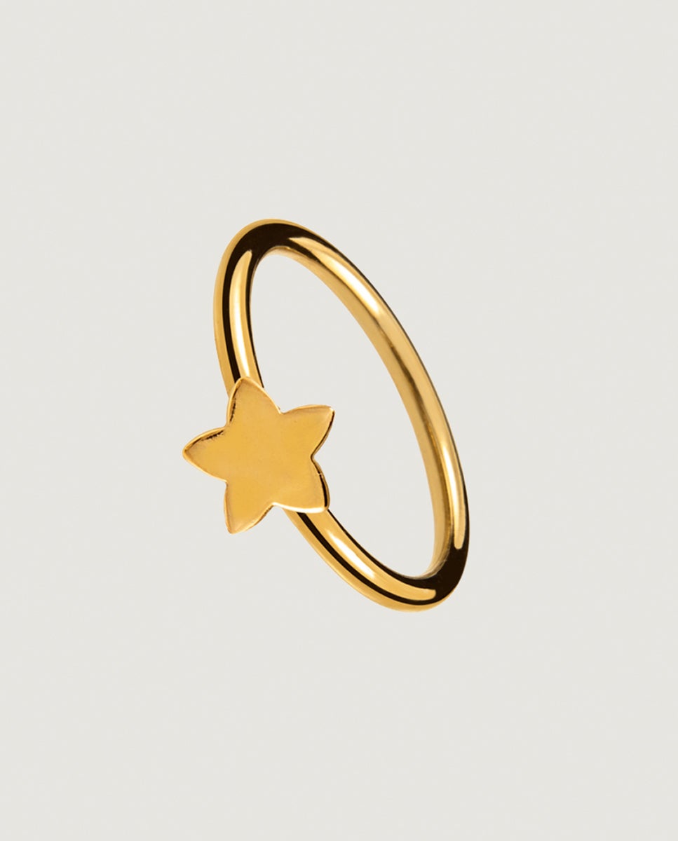 Anillo de plata bañado en oro con motivo estrella
