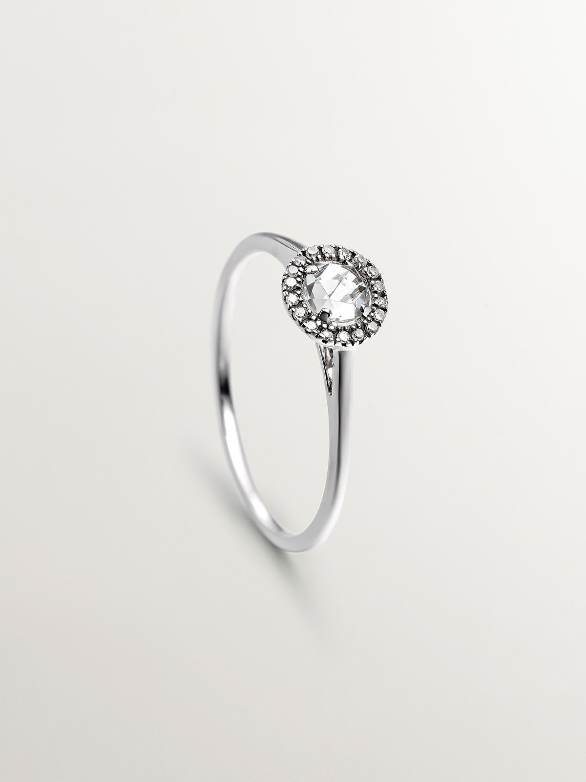 Anillo tipo solitario de plata 925 con topacio