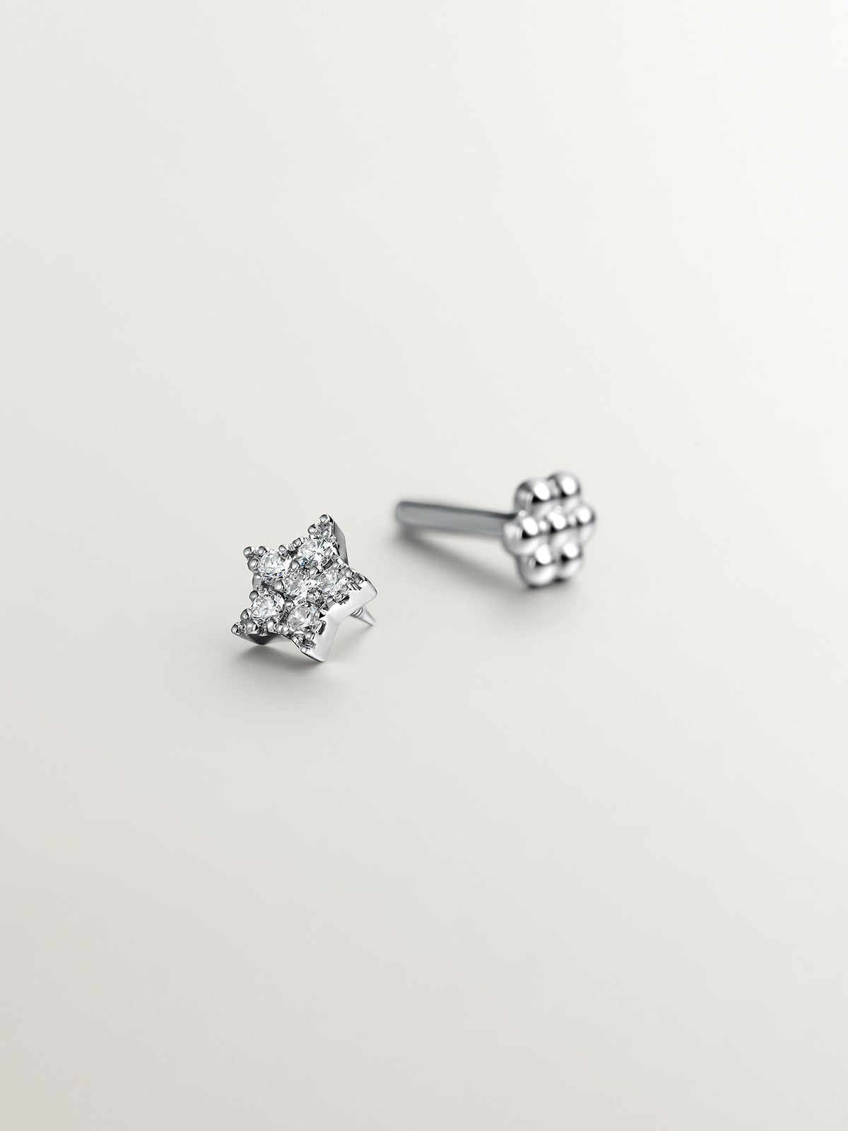 Piercing de oro blanco de 18K con diamantes 0,05 cts y forma de estrella