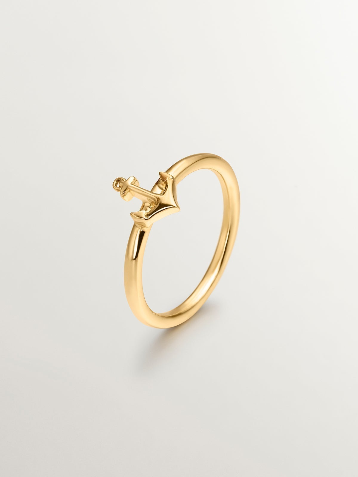 Anillo de plata bañado en oro amarillo con motivo ancla