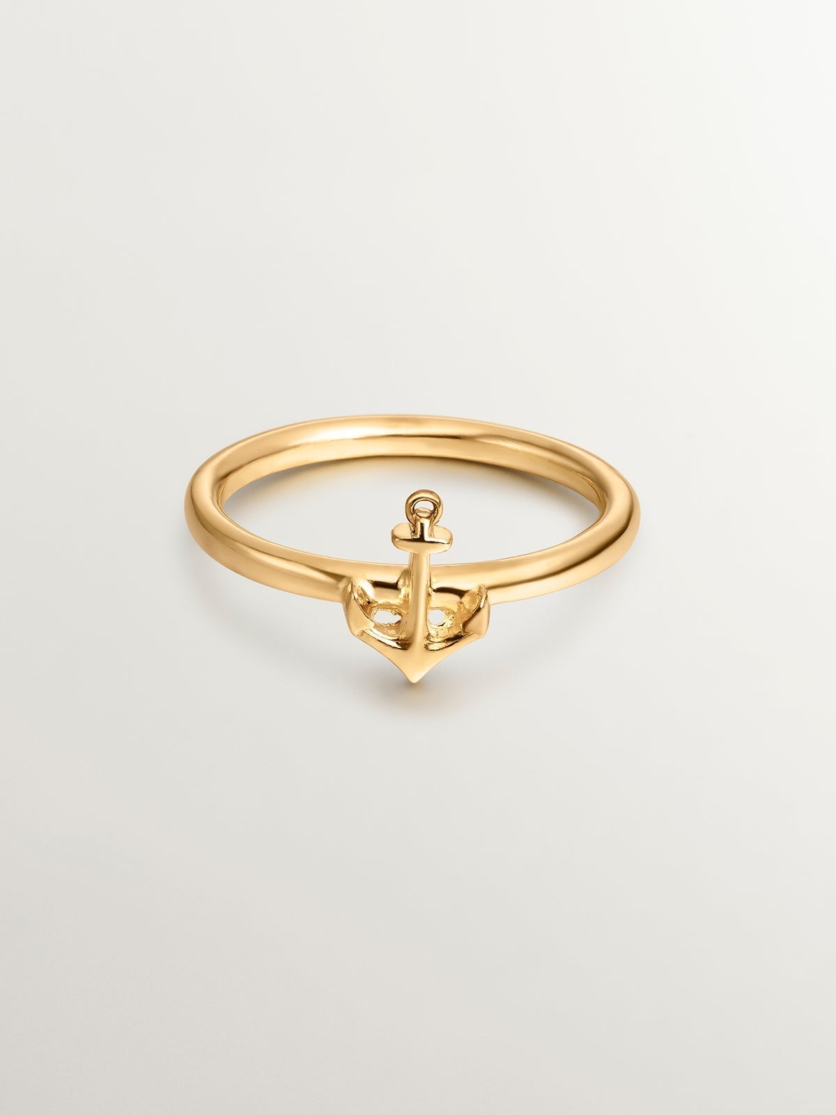 Anillo de plata bañado en oro amarillo con motivo ancla