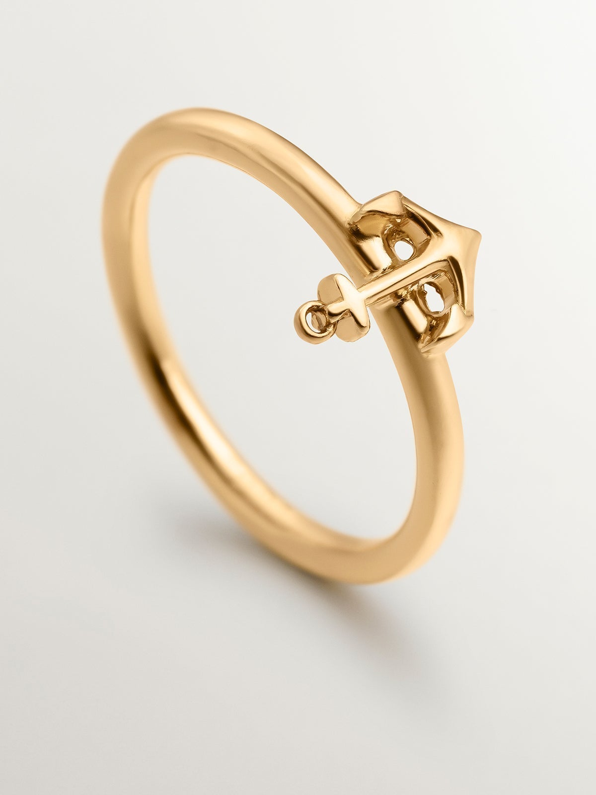 Anillo de plata bañado en oro amarillo con motivo ancla