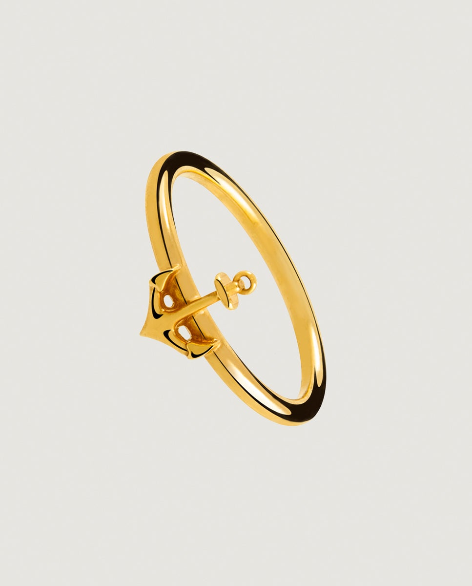 Anillo de plata bañado en oro amarillo con motivo ancla