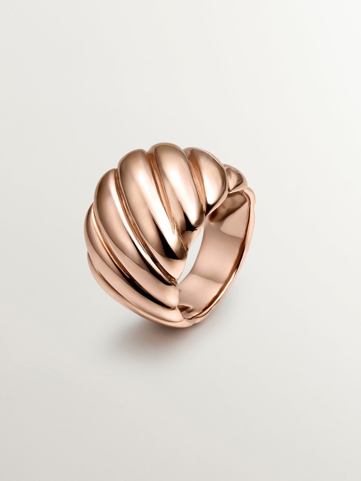 Anillo ancho de plata 925 bañada en oro rosa de 18K con relieve en diagonal