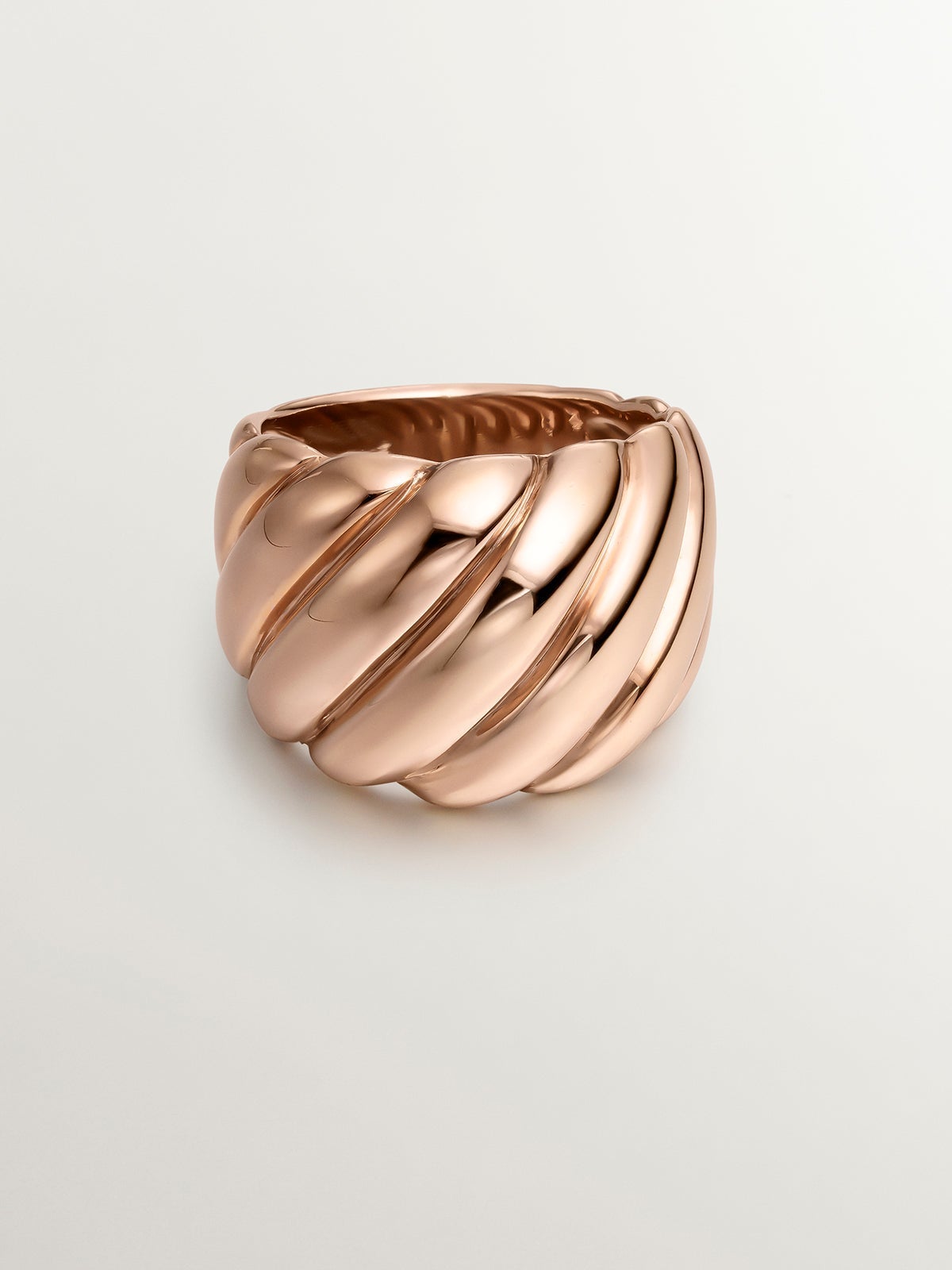 Anillo ancho de plata 925 bañada en oro rosa de 18K con relieve en diagonal