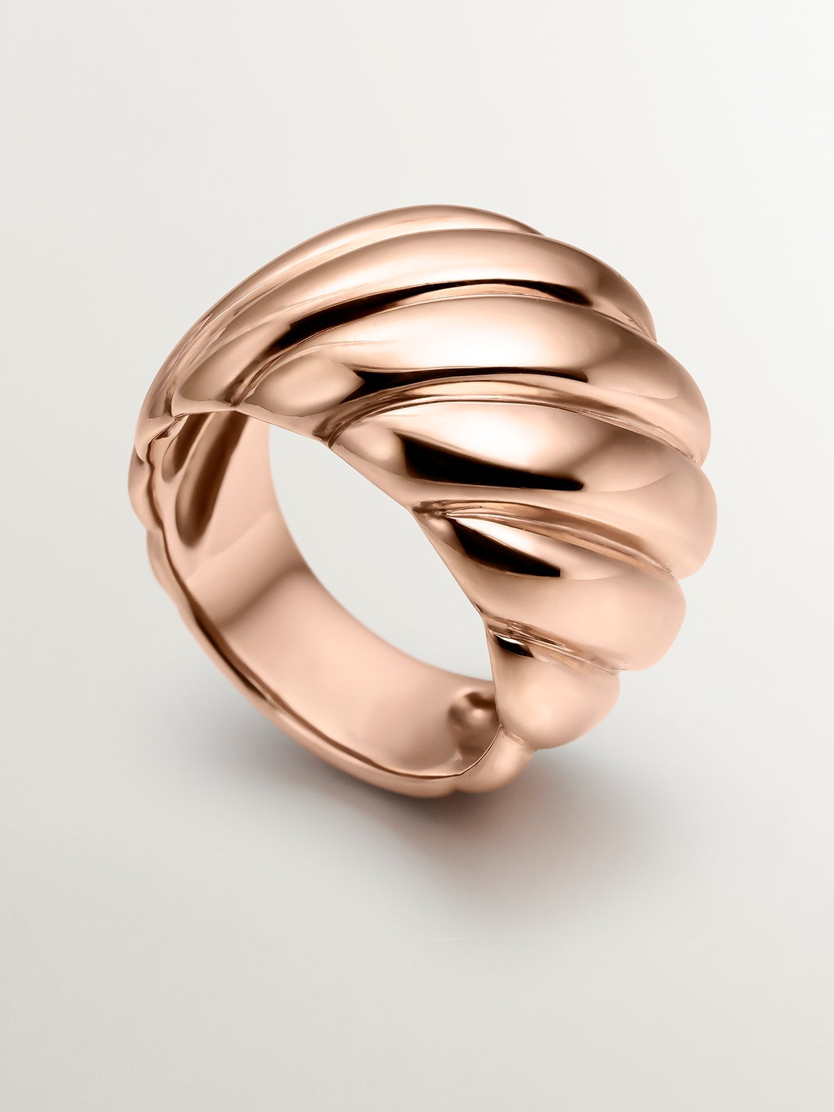 Anillo ancho de plata 925 bañada en oro rosa de 18K con relieve en diagonal