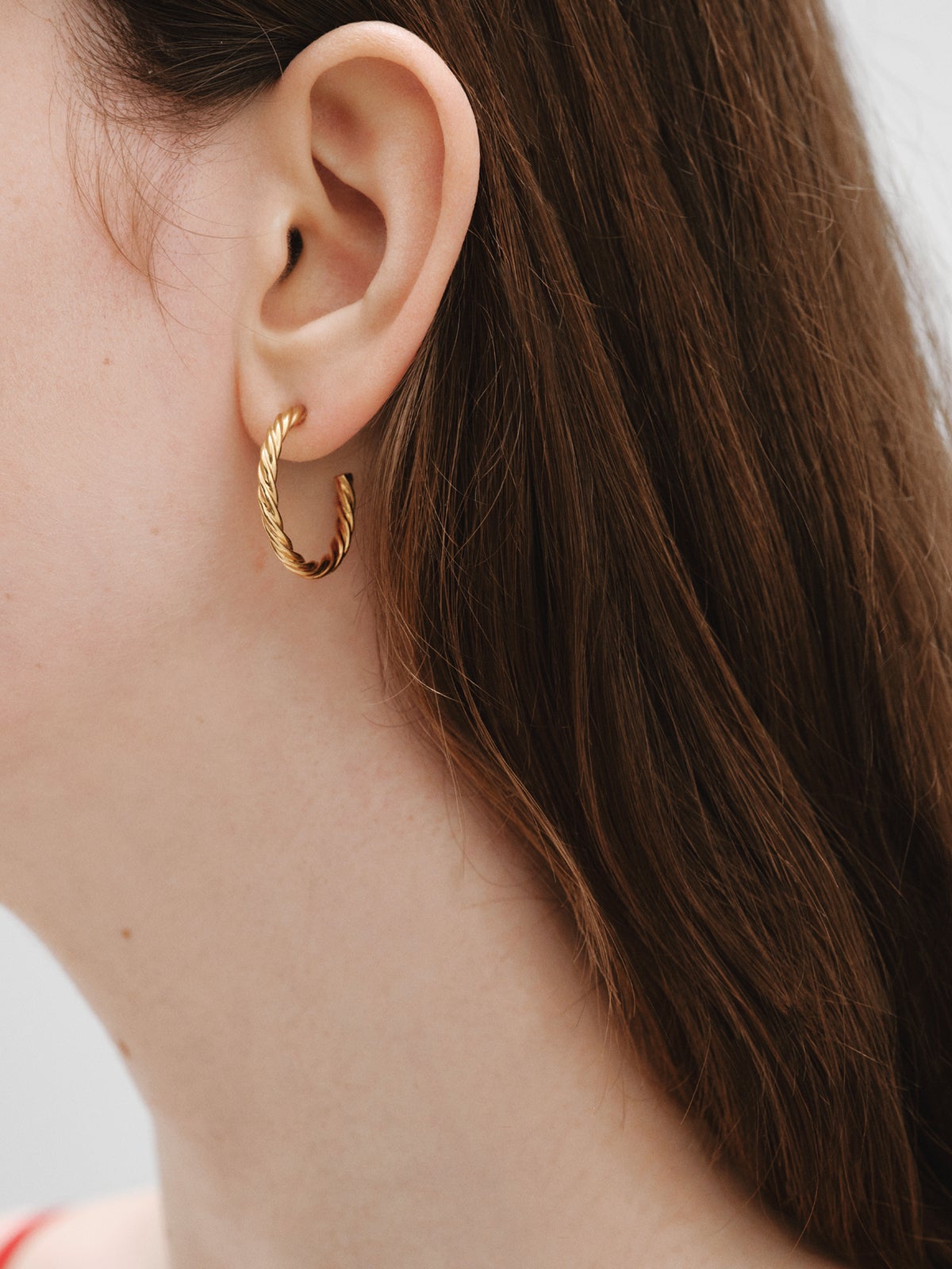 Boucles d'oreilles créoles larges en argent 925 plaqué or jaune 18K avec texture guillochée