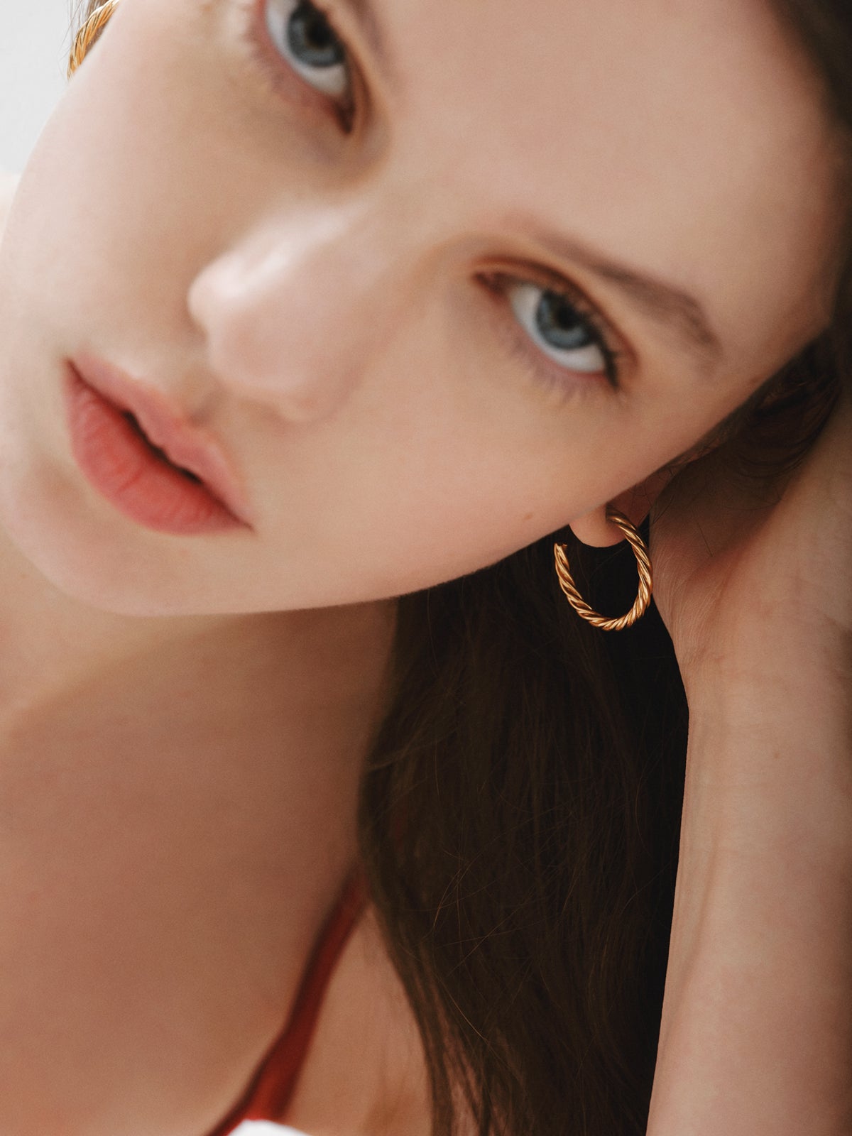 Boucles d'oreilles créoles larges en argent 925 plaqué or jaune 18K avec texture guillochée