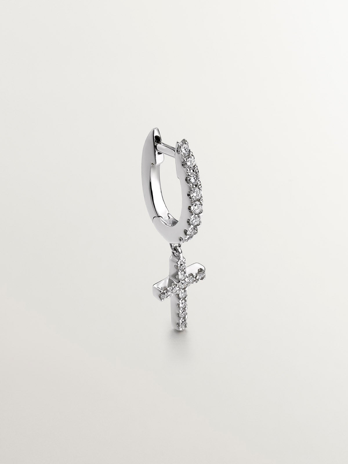 Pendiente individual de oro blanco con diamantes y cruz