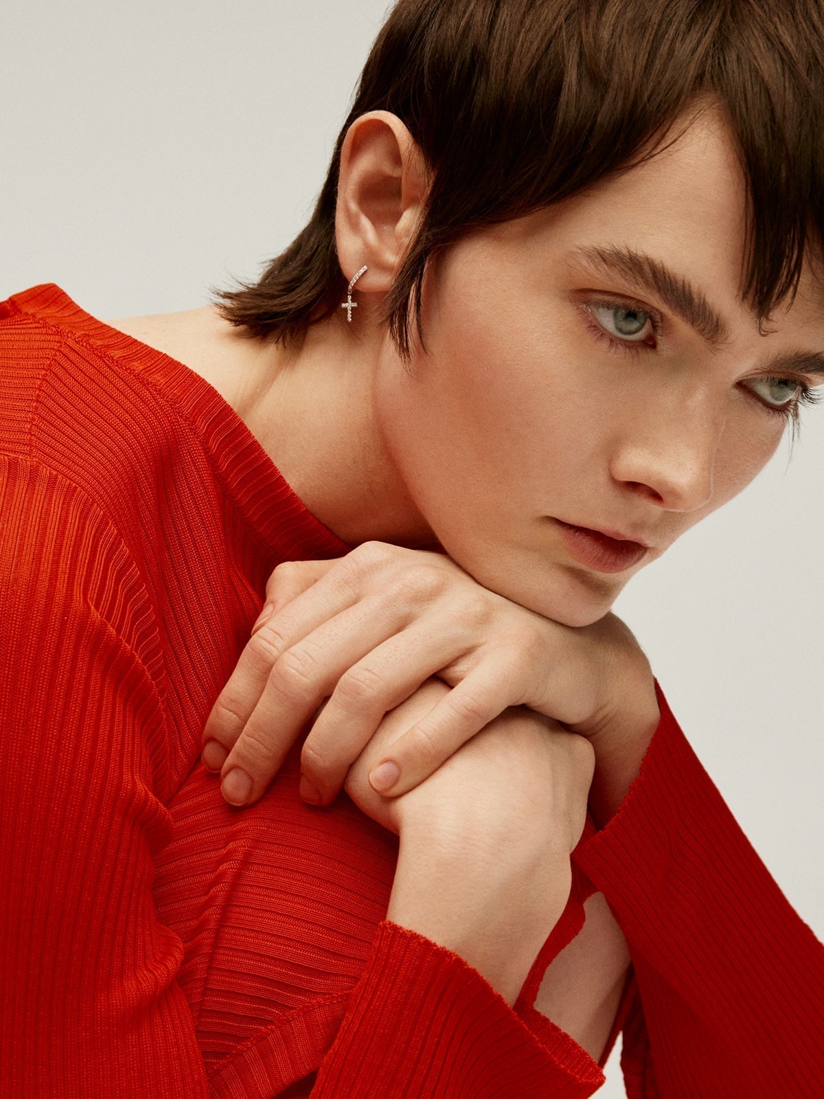 Pendiente individual de oro blanco con diamantes y cruz