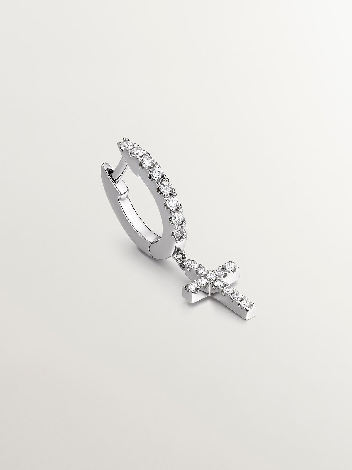 Pendiente individual de oro blanco con diamantes y cruz