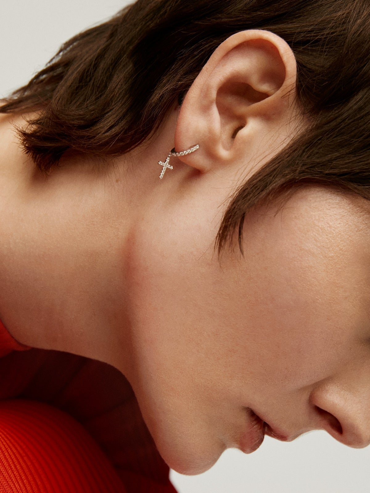 Pendiente individual de oro blanco con diamantes y cruz