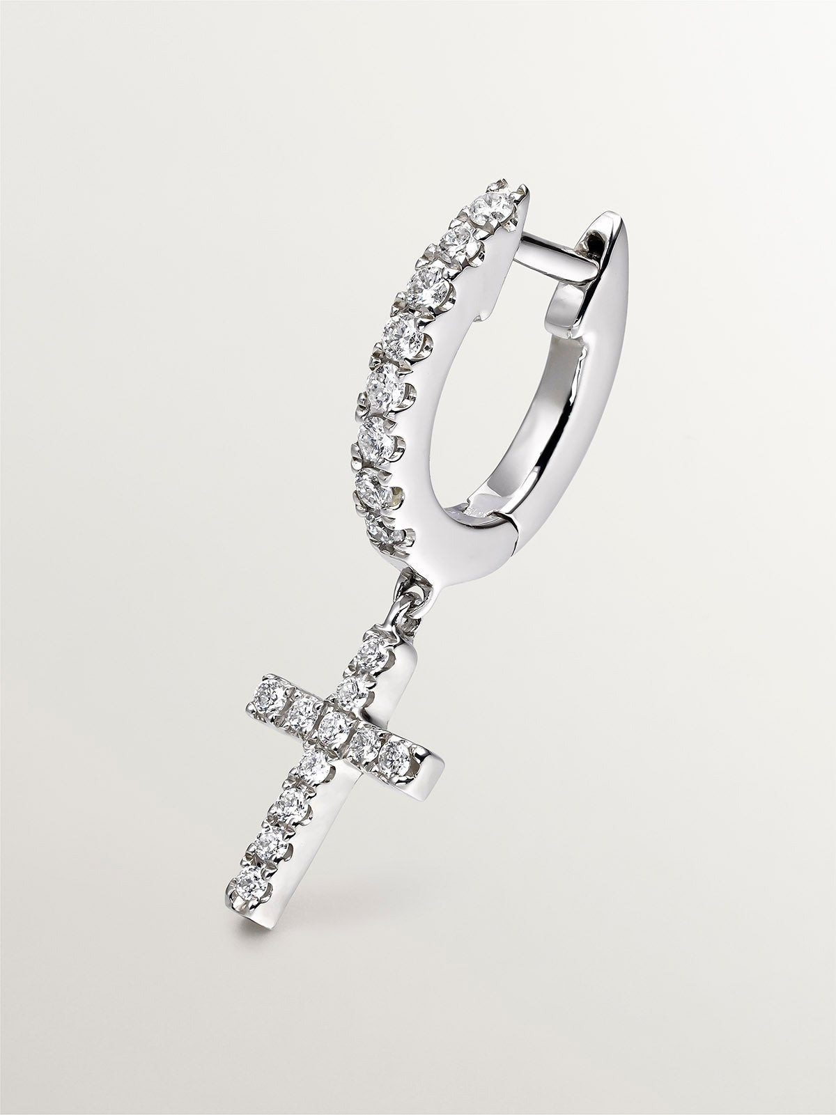 Pendiente individual de oro blanco con diamantes y cruz