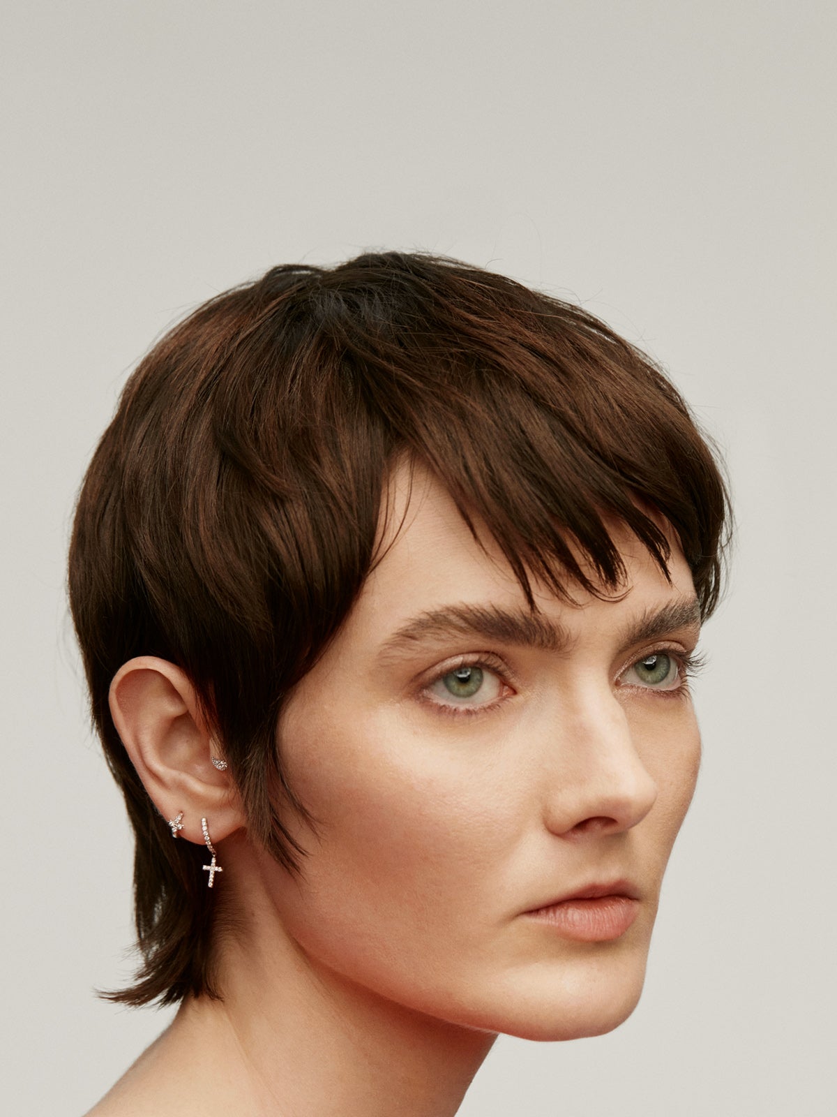 Pendiente individual de oro blanco con diamantes y cruz