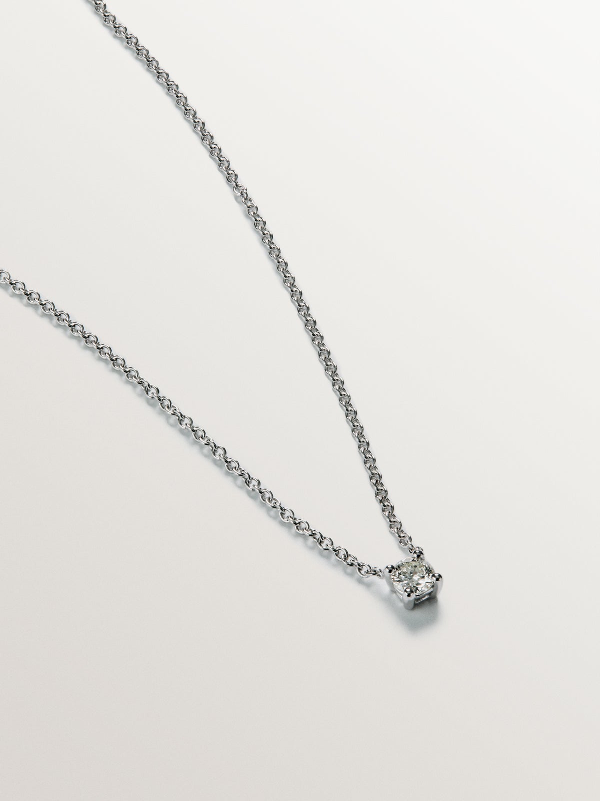 Colgante solitario de oro blanco de 18K con diamante de 0,15cts