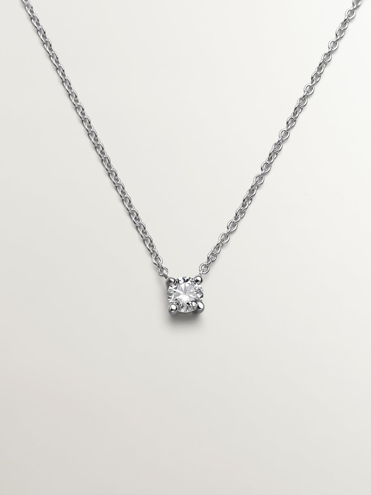 Colgante de oro blanco de 18K con diamante 0,20 cts