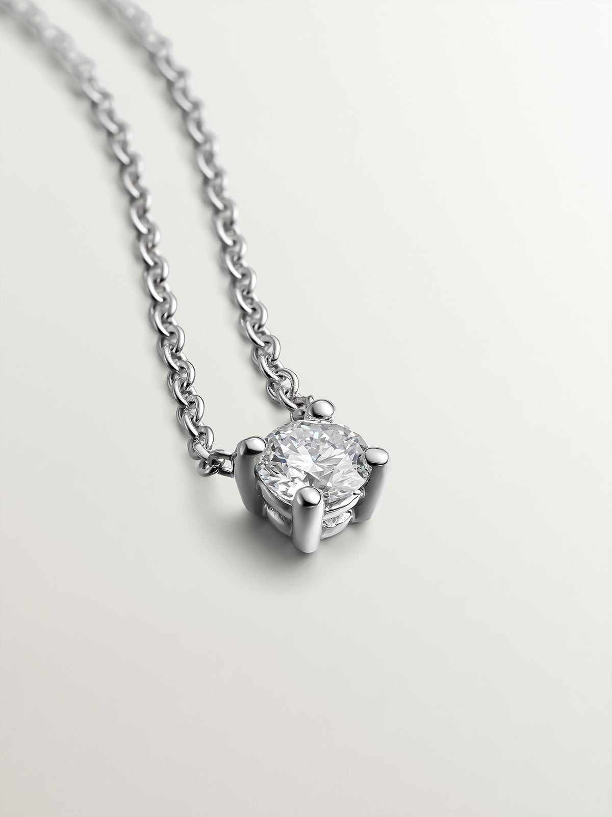 Colgante de oro blanco de 18K con diamante 0,20 cts