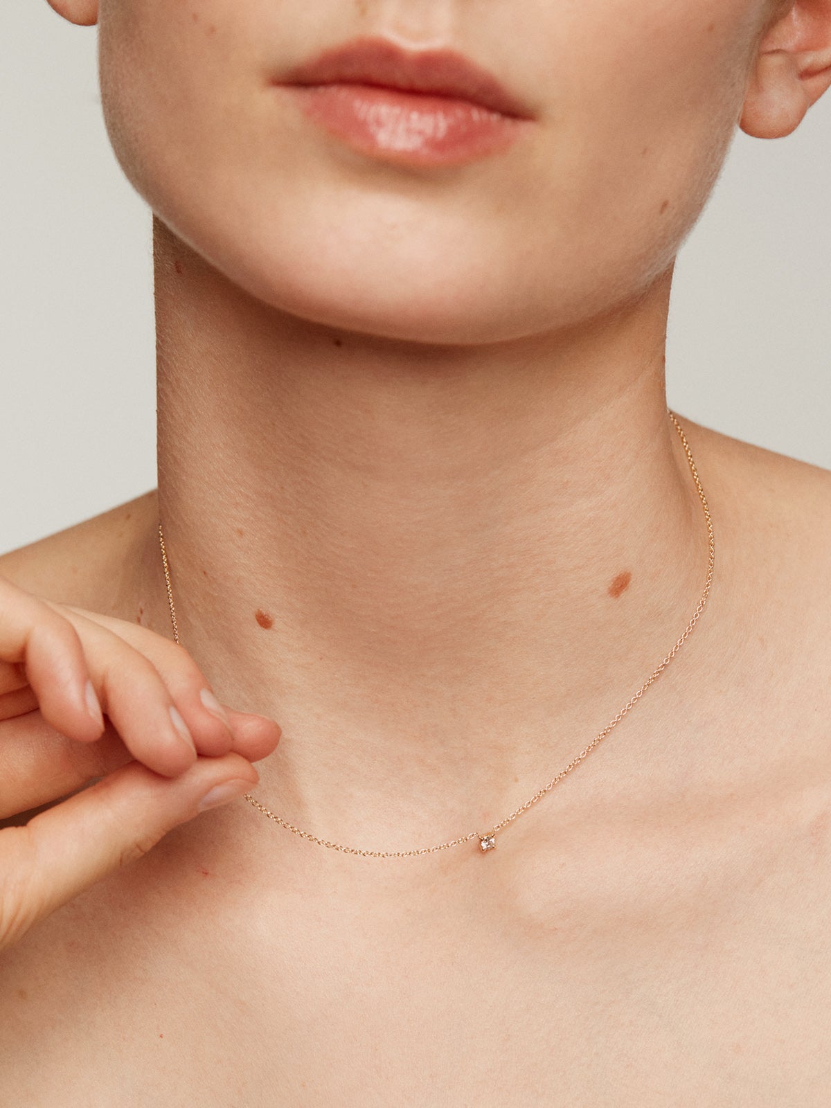 Colgante solitario de oro amarillo de 18K con diamante de 0,15 cts