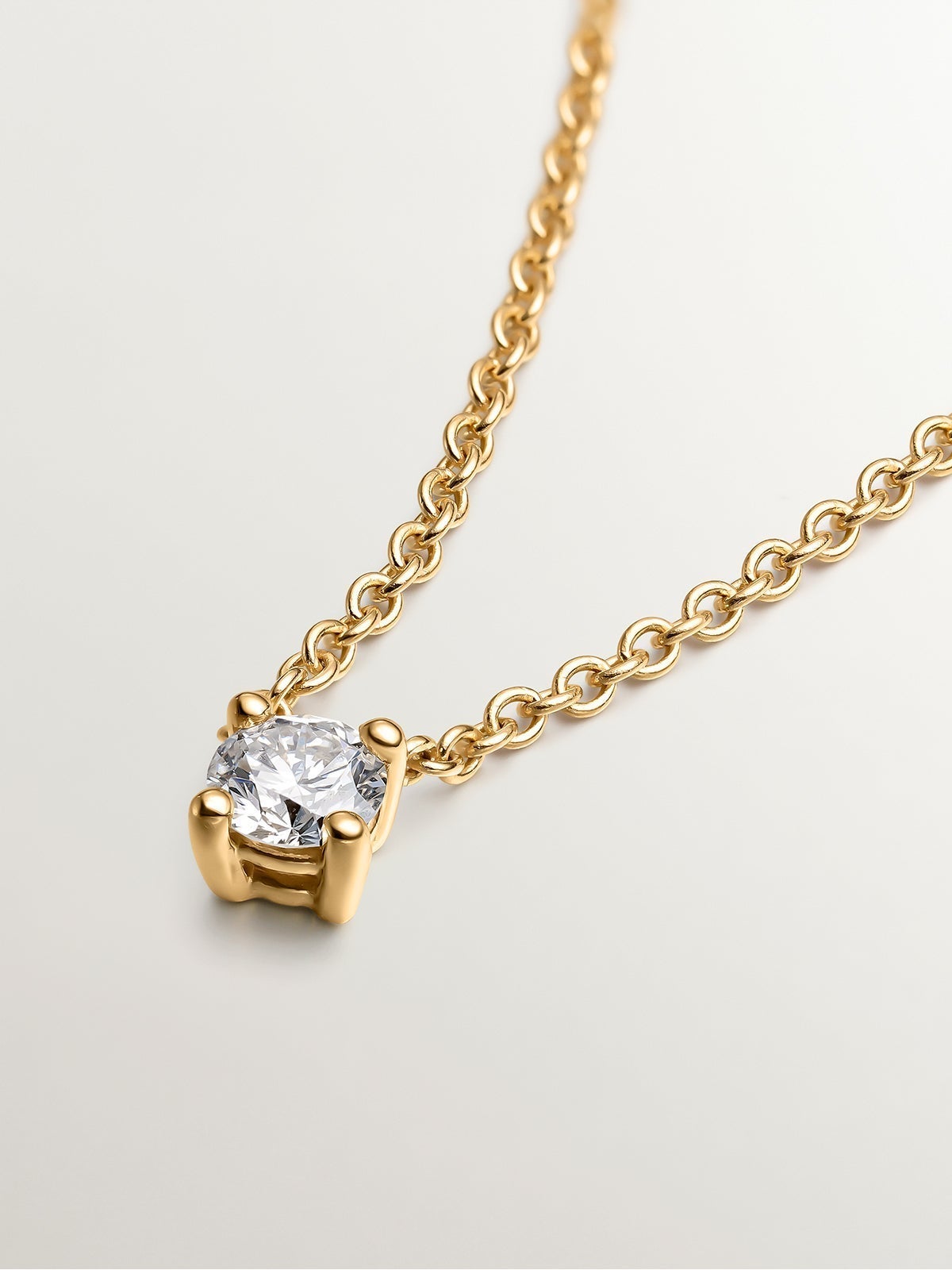 Colgante solitario de oro amarillo de 18K con diamante de 0,15 cts