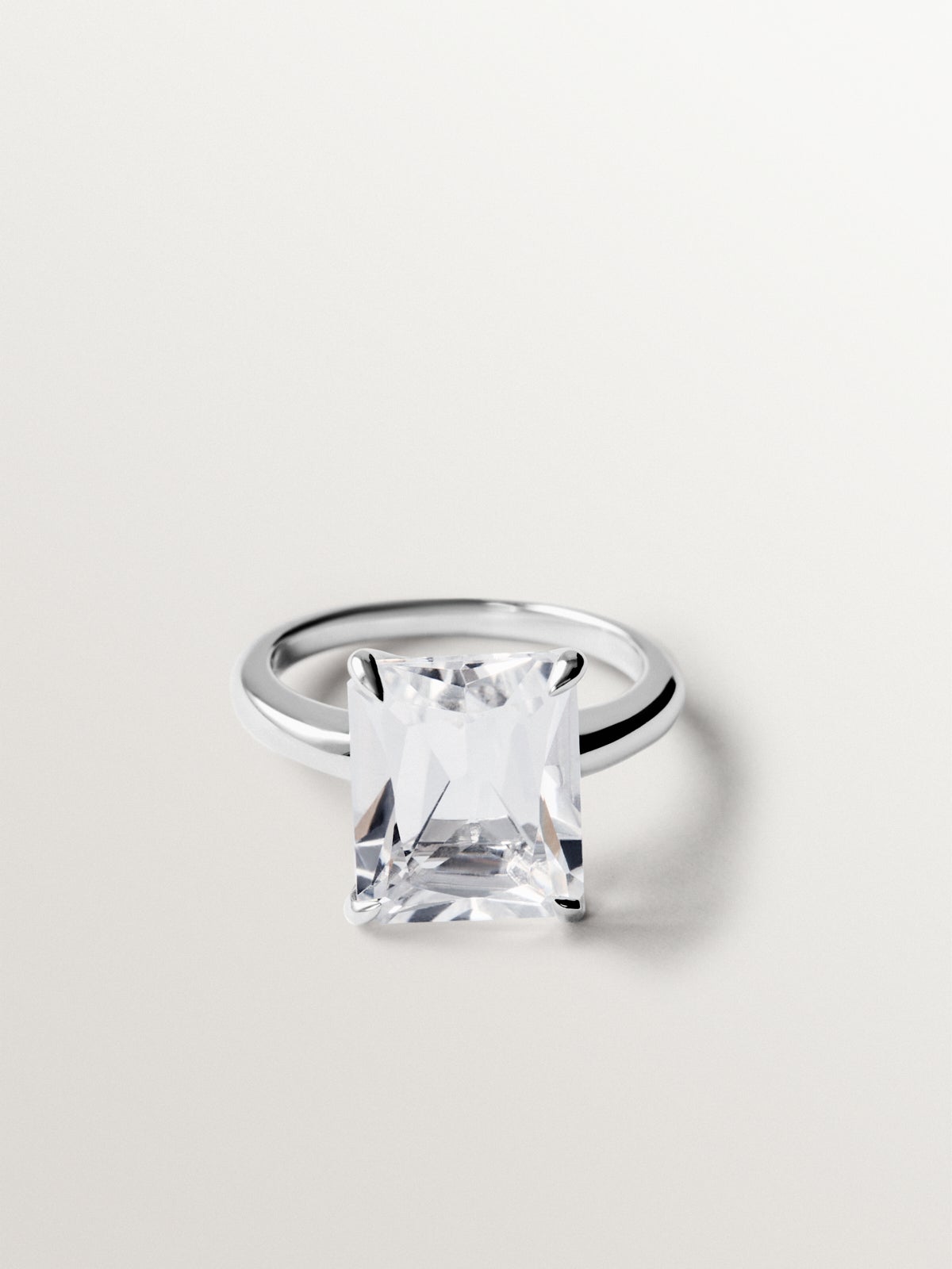 Anillo solitario de plata 925 con cuarzo blanco