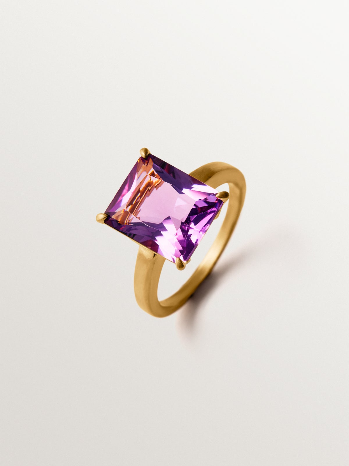 Anillo de plata 925 bañada en oro amarillo de 18K con amatista rosa