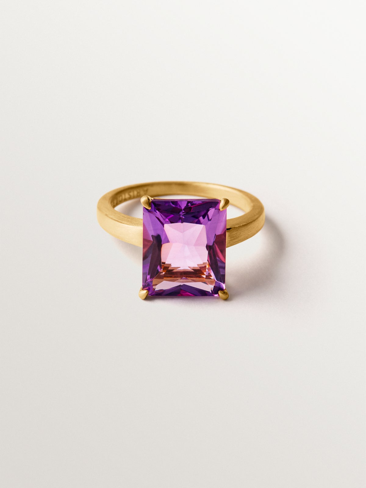 Anillo de plata 925 bañada en oro amarillo de 18K con amatista rosa