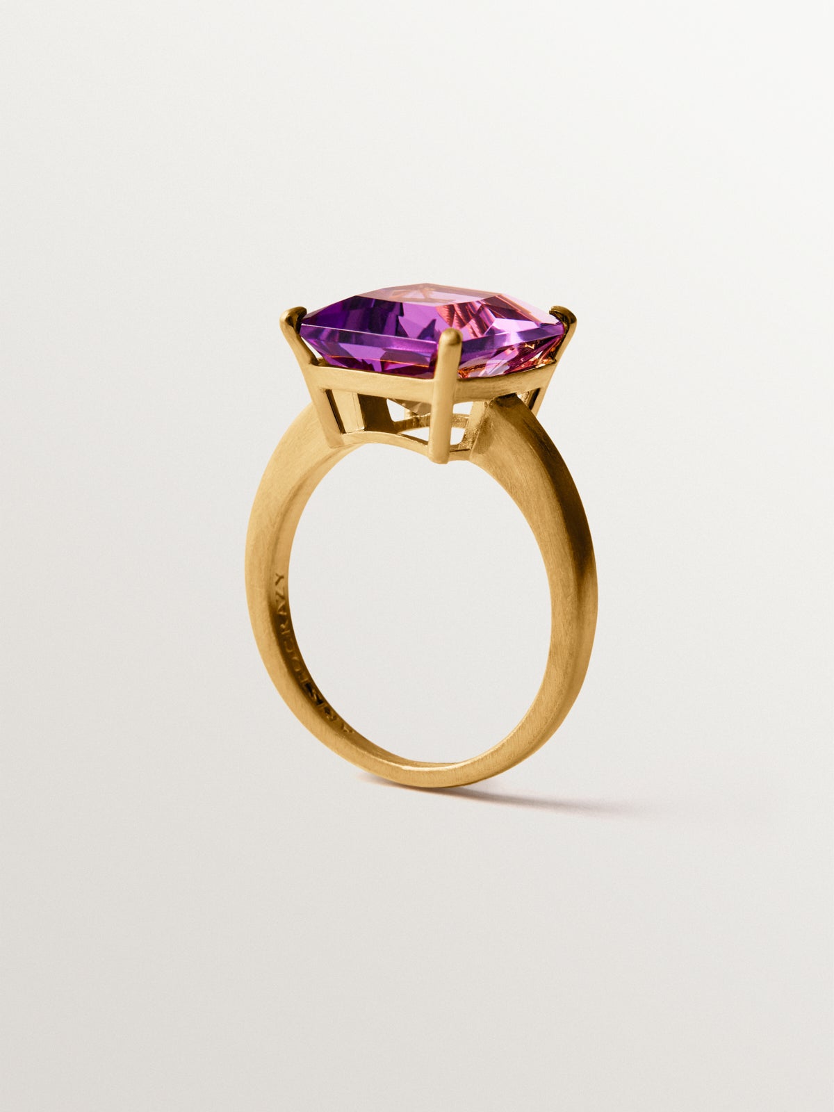 Anillo de plata 925 bañada en oro amarillo de 18K con amatista rosa