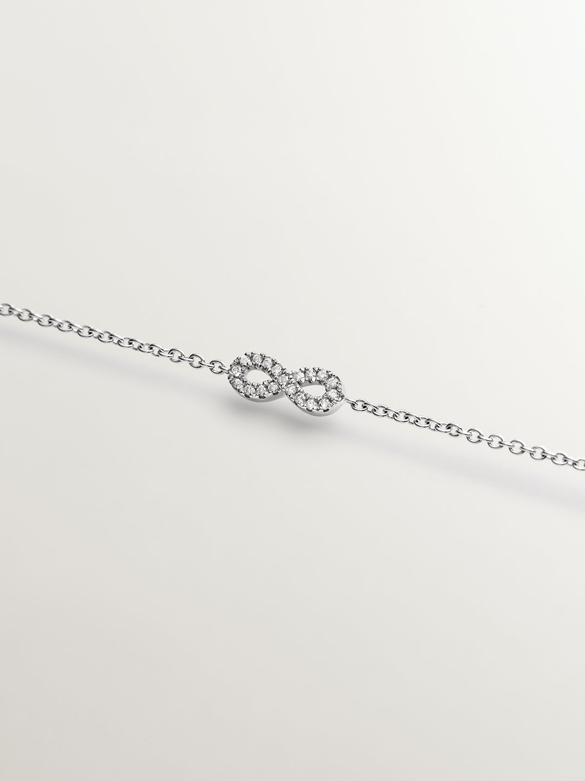 Pulsera de oro blanco de 18K con infinito y diamantes