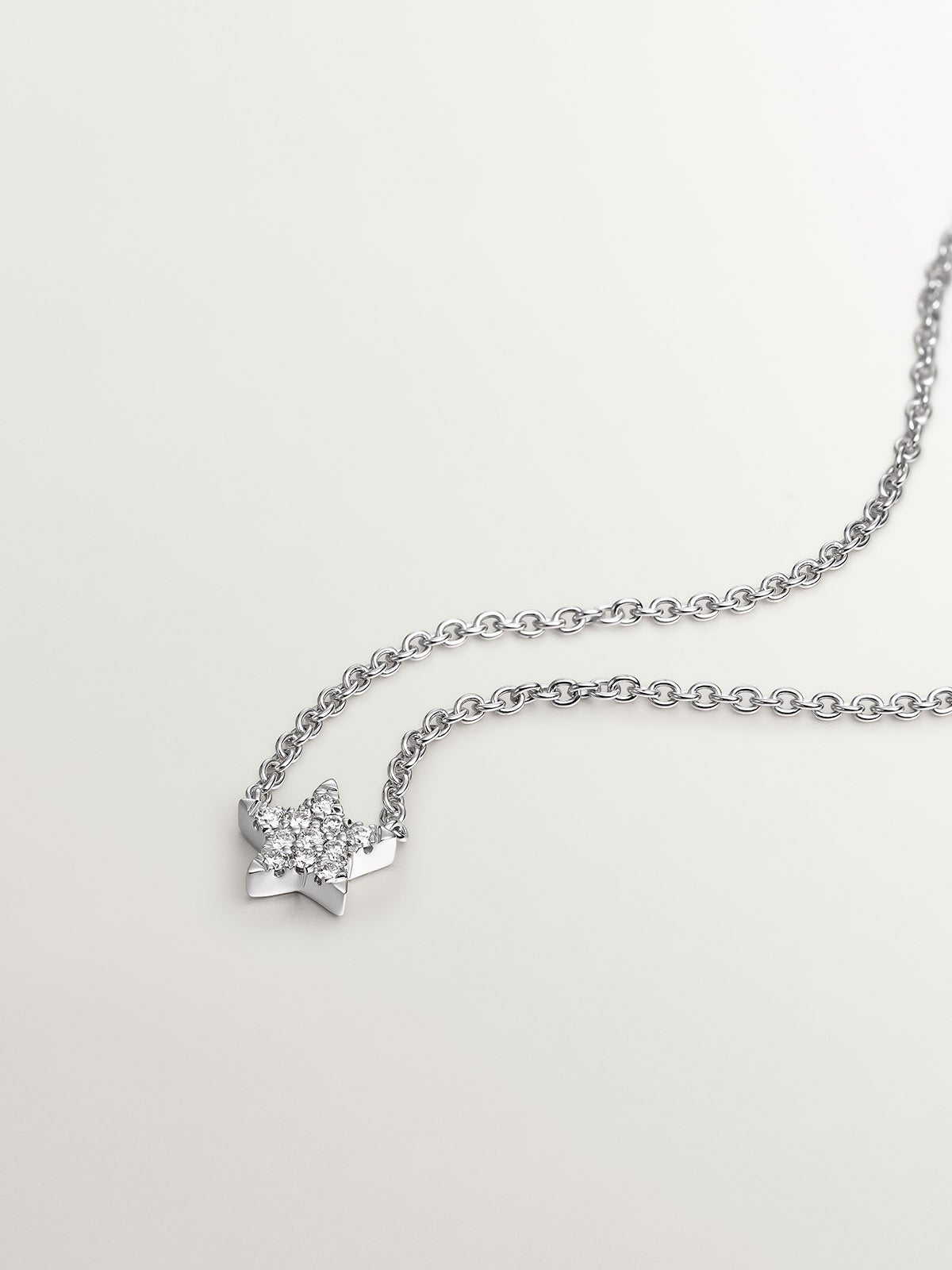 Colgante de oro blanco de 18K con estrella de diamantes