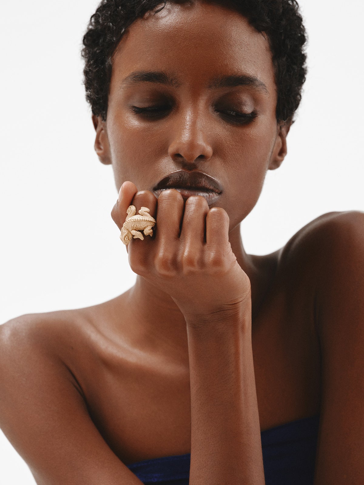 Anillo ancho de plata 925 bañada en oro amarillo de 18K con forma de camaleón