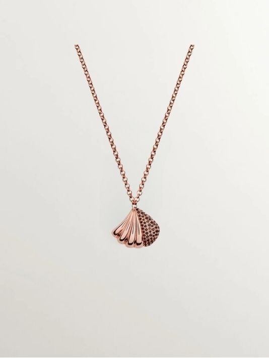 Colgante de plata bañada en oro rosa con cuarzos negros y motivo de concha