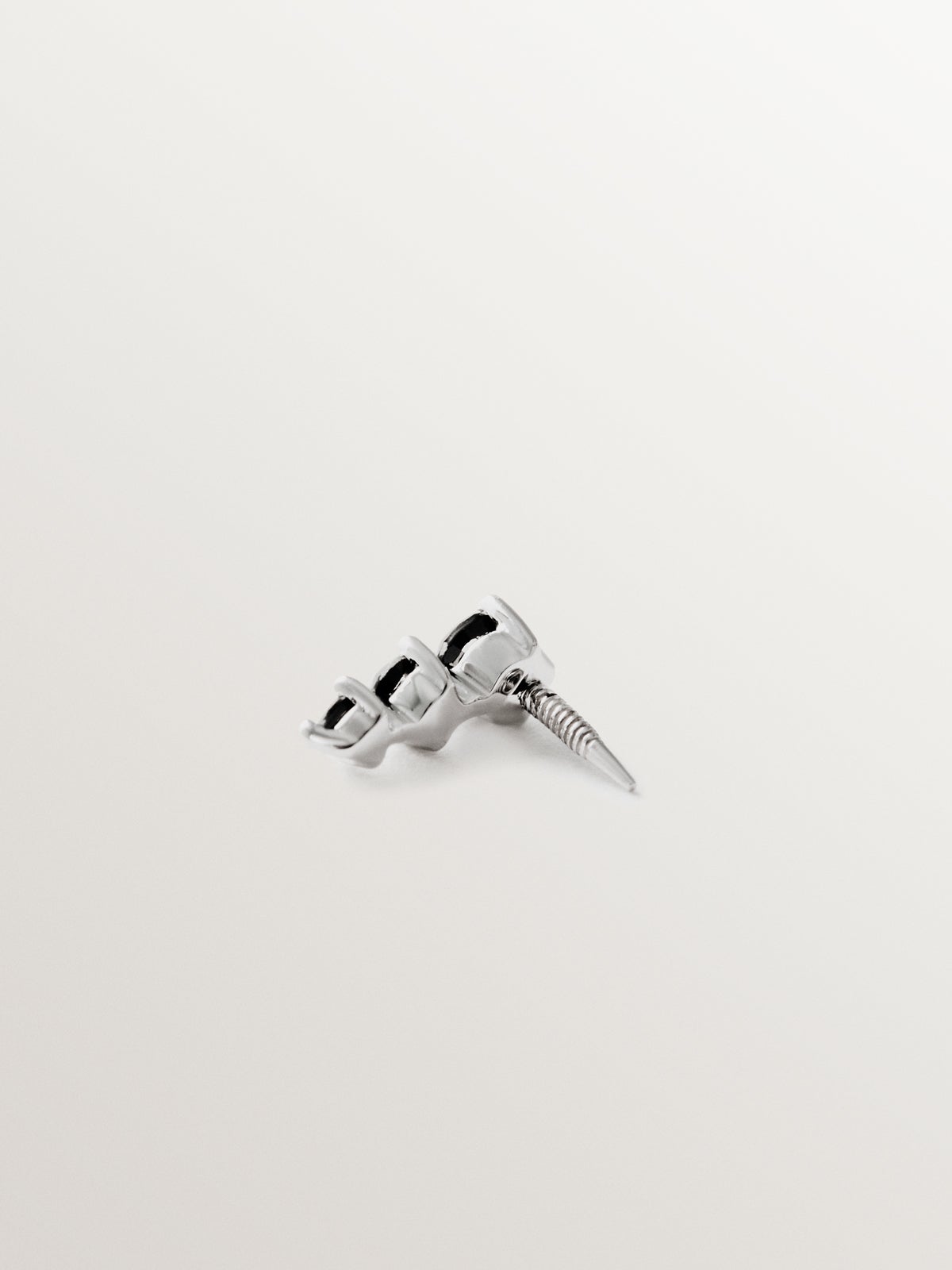 Piercing de oro blanco de 18k con diamantes negros