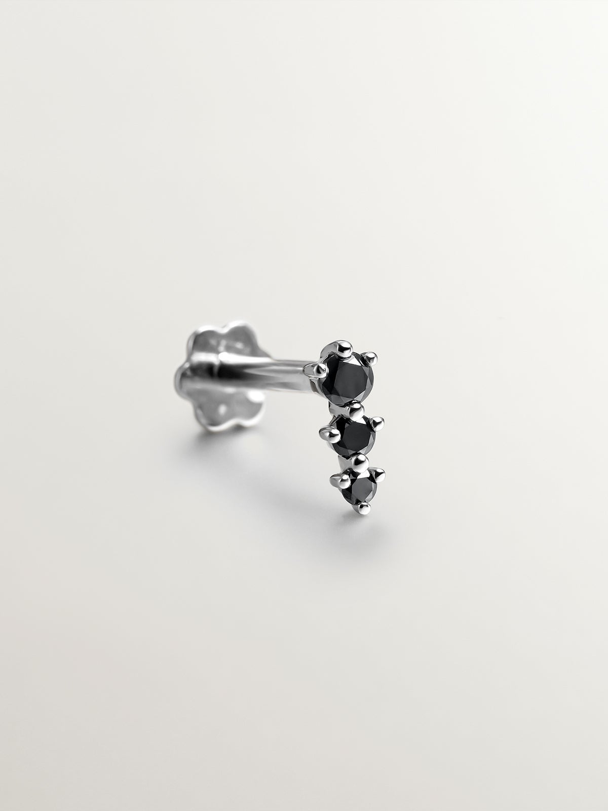 Piercing de oro blanco de 18k con diamantes negros
