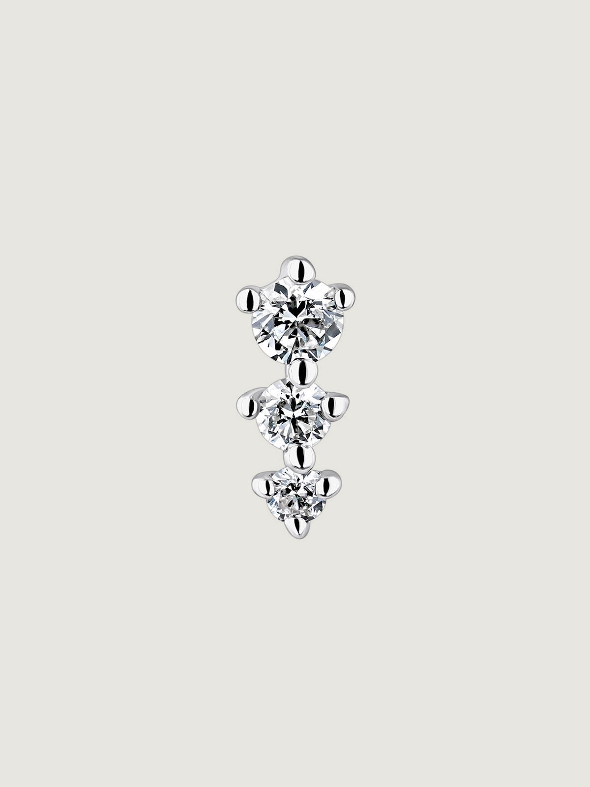 Pendiente individual de oro blanco de 18K con triple diamante