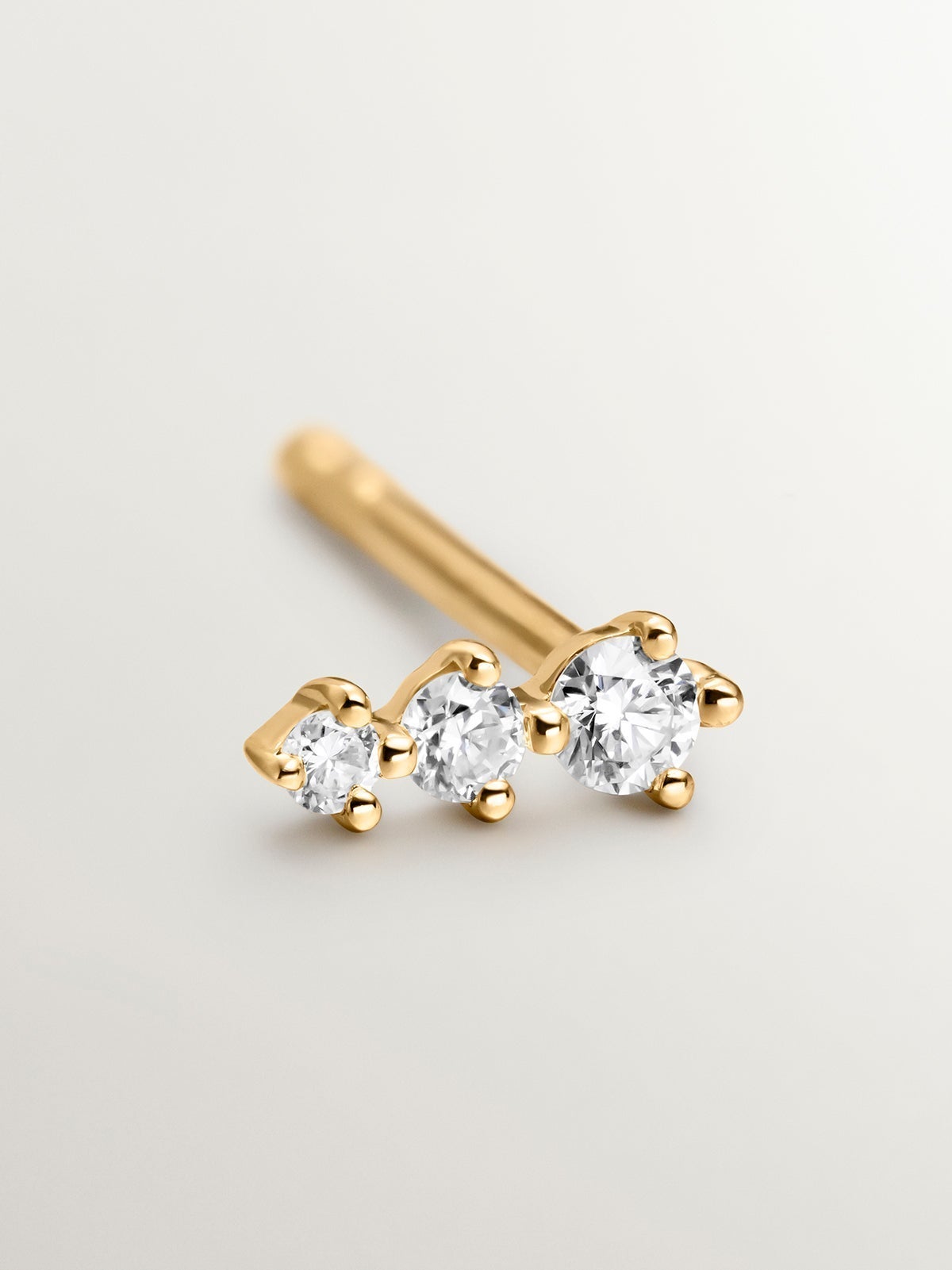 Pendiente individual de oro amarillo de 18K con triple diamante