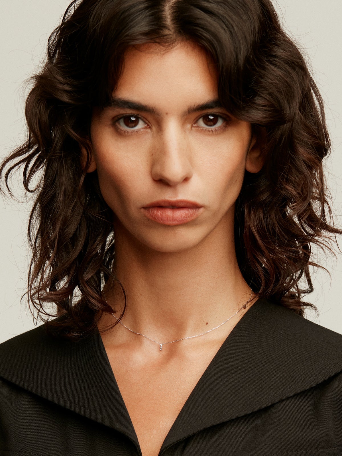 Colgante de oro blanco de 18K con triple diamante