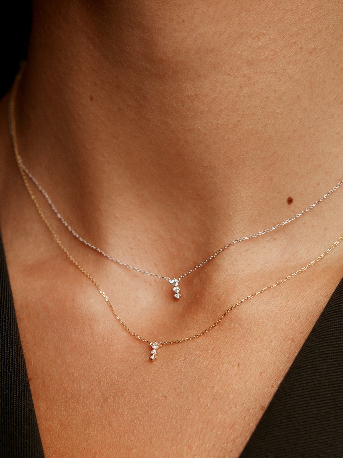 Colgante de oro blanco de 18K con triple diamante