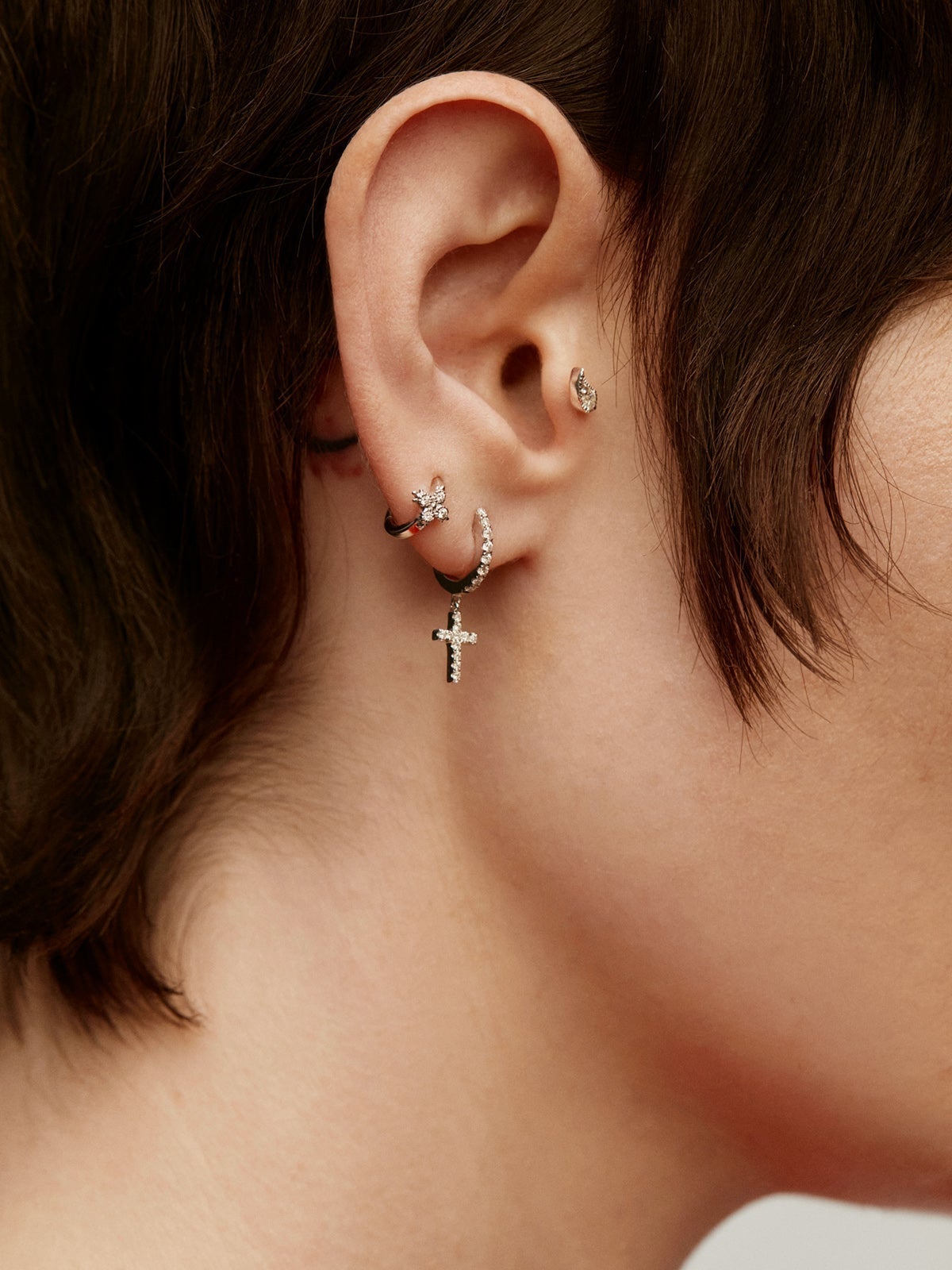 Piercing de oro blanco de 9K con diamantes y forma de gota