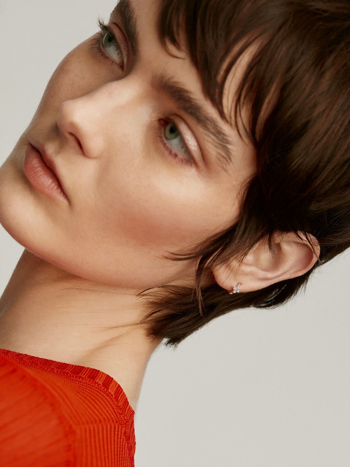 Petite boucle d'oreille créole simple en forme de croix en or blanc 18 carats et diamants