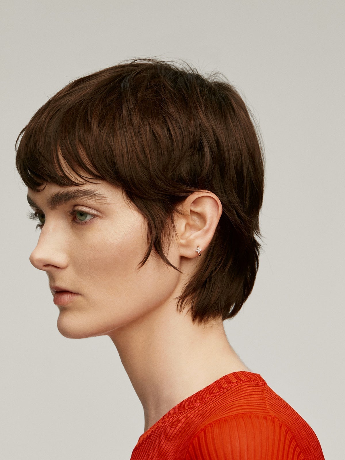 Petite boucle d'oreille créole simple en forme de croix en or blanc 18 carats et diamants