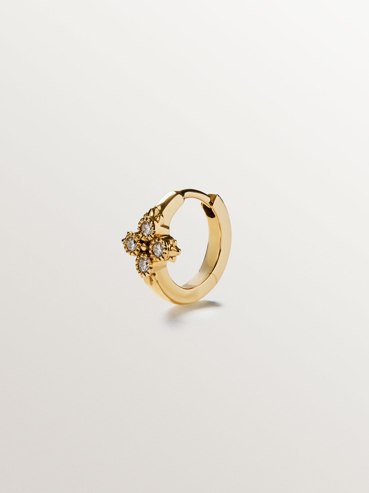 Pendiente individual de aro pequeño de oro amarillo de 18K con cruz de diamantes